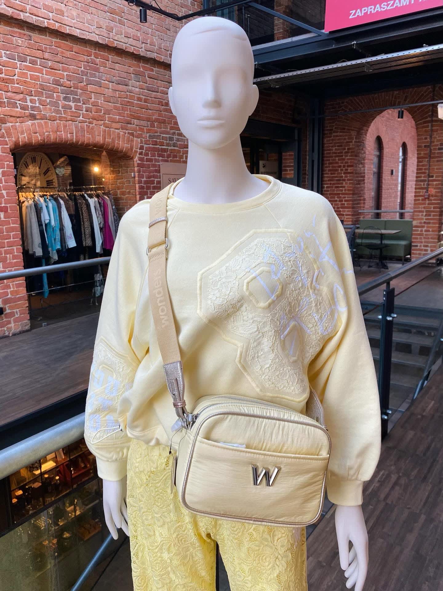 Manekin w koronkowym komplecie róż-żółć z torebką cross-body