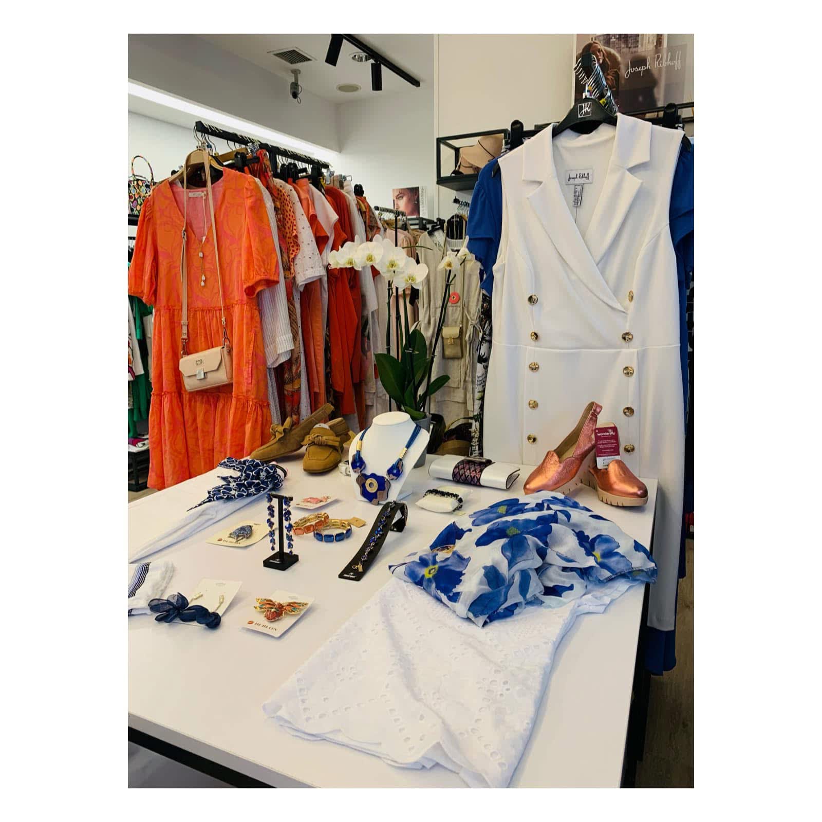 Wnętrze Butiku Mimi - pełna ekspozycja odzieży, butów i biżuterii