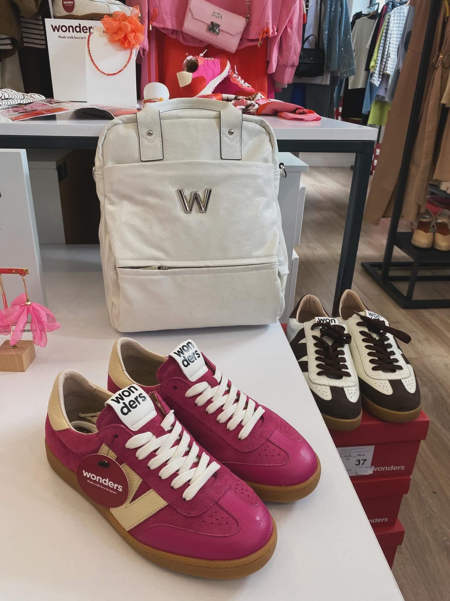 Ciemnoróżowe zamszowe sneakersy Wonders