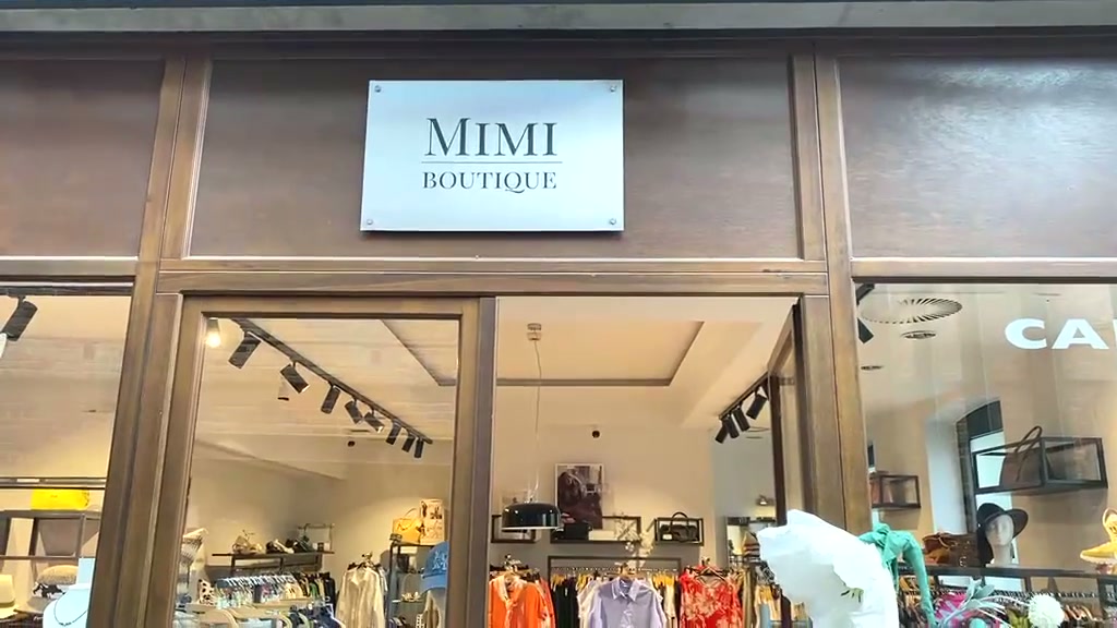 Witryna Butiku Mimi w Starej Papierni z szyldem MIMI BOUTIQUE - I piętro, lokal A119